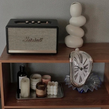 Dalí ihletésű olvadó torzított falióra, akkumulátoros működés, műanyag tokozás és számlap, egyoldalas kijelző