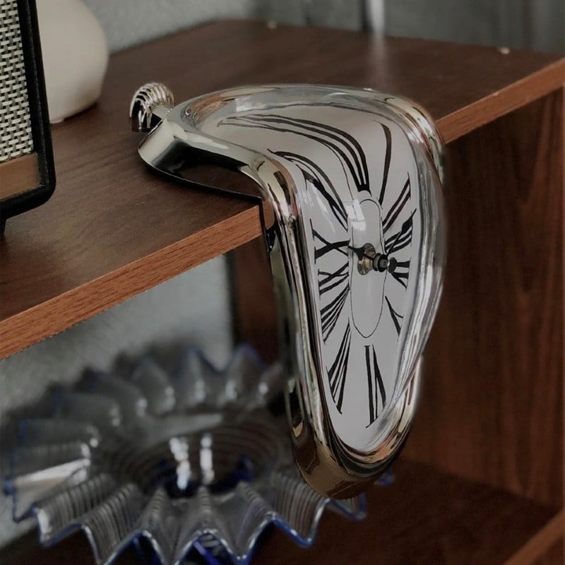 Dalí ihletésű olvadó torzított falióra, akkumulátoros működés, műanyag tokozás és számlap, egyoldalas kijelző