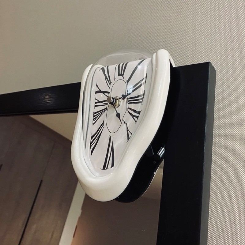 Dalí ihletésű olvadó torzított falióra, akkumulátoros működés, műanyag tokozás és számlap, egyoldalas kijelző