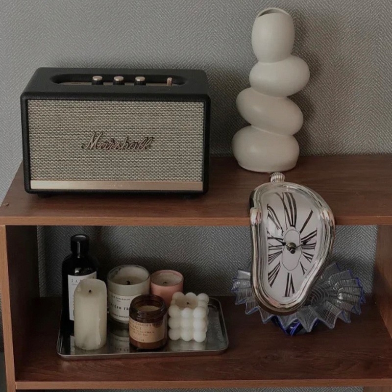 Dalí ihletésű olvadó torzított falióra, akkumulátoros működés, műanyag tokozás és számlap, egyoldalas kijelző