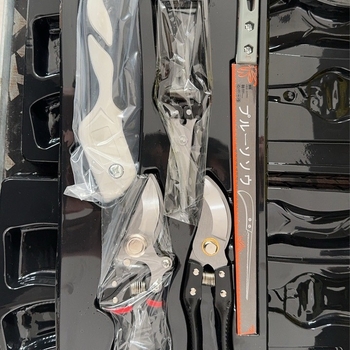 Brken öt részes kerti szerszámkészlet mangánacélból, metszőollóval és összecsukható fűrésszel, egy dobozban