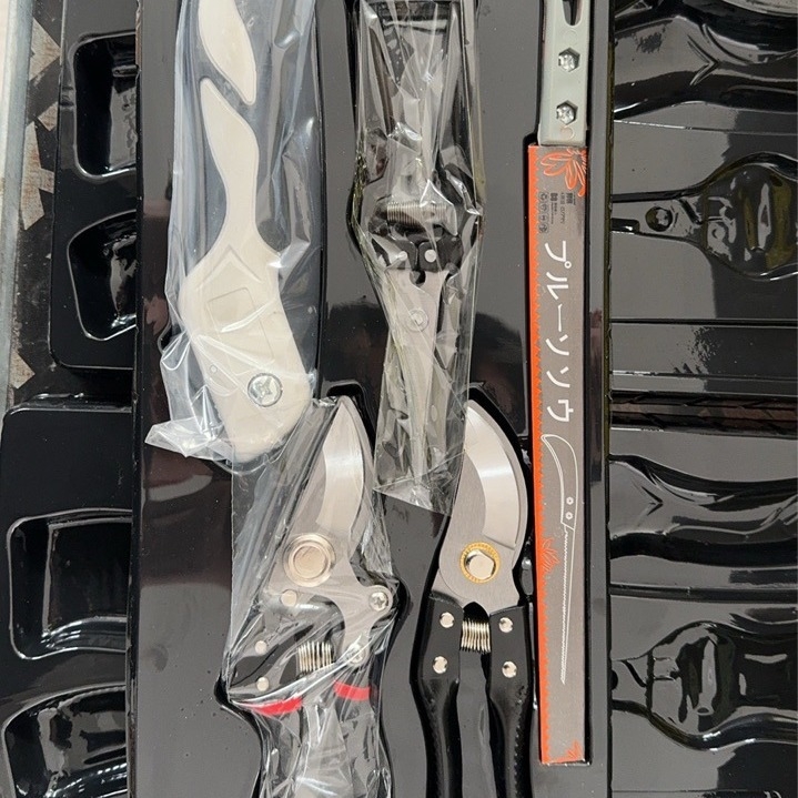 Brken öt részes kerti szerszámkészlet mangánacélból, metszőollóval és összecsukható fűrésszel, egy dobozban