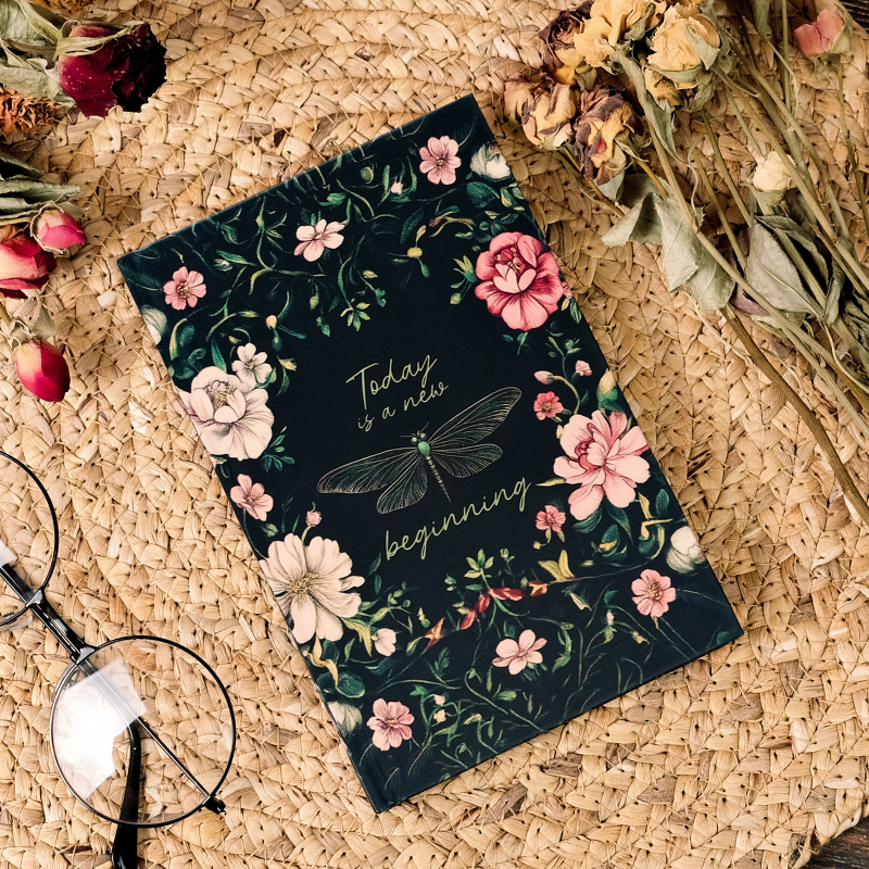 Titan jegyzetfüzet bevont papír borítóval, ragasztott kötés, belső anyag nyers cellulóz, 90 g/m² papír, 50–100 oldal, kreatív stílus