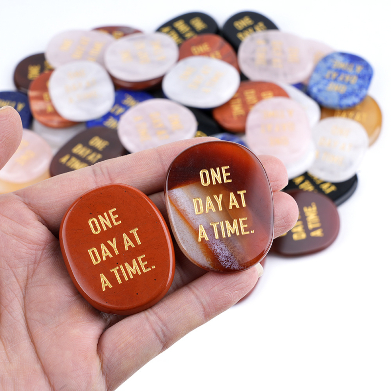 Natūrali agatų plokštele su bronzine graviruote ONE DAY AT A TIME – pritaikomas rankinis dekoratyvinis gaminys