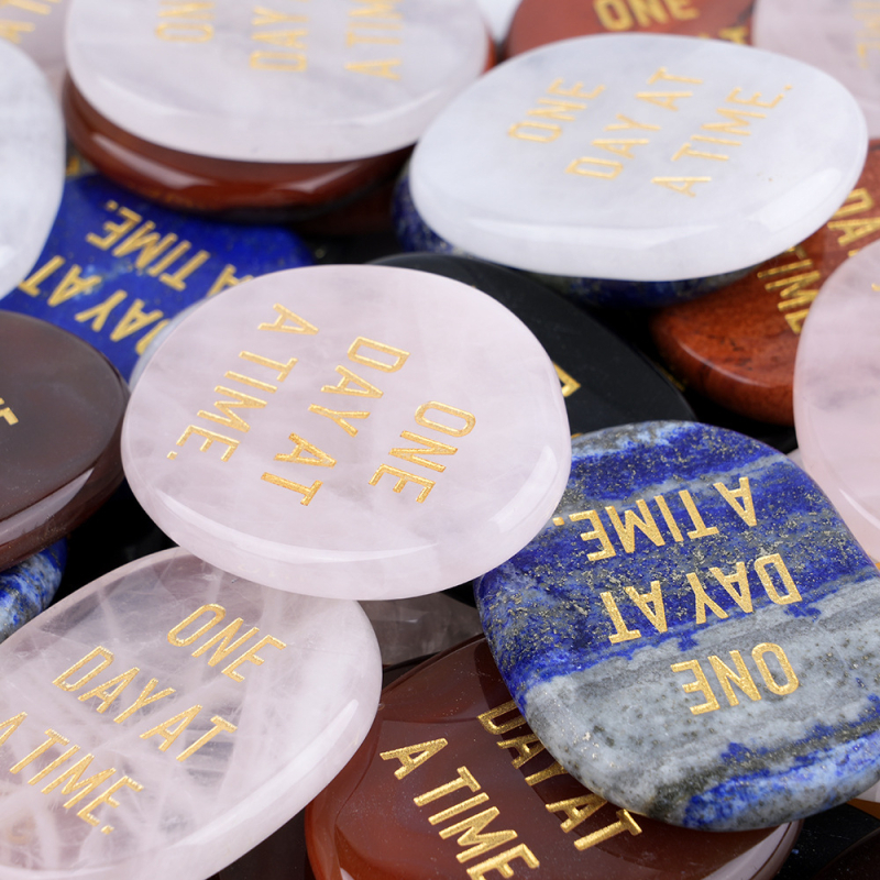 Natūrali agatų plokštele su bronzine graviruote ONE DAY AT A TIME – pritaikomas rankinis dekoratyvinis gaminys