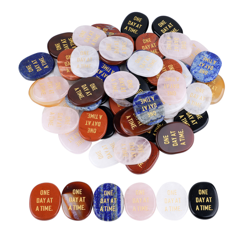 Natūrali agatų plokštele su bronzine graviruote ONE DAY AT A TIME – pritaikomas rankinis dekoratyvinis gaminys