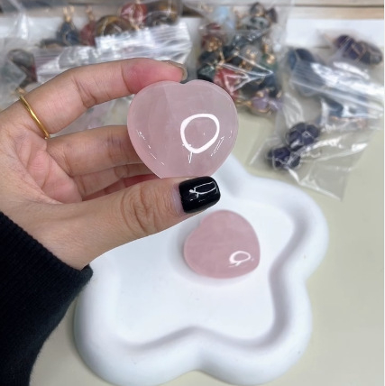 Сърцевидна кристална украса от розов кварц, естествено ледено-прозрачна скулптура в модерен минималистичен стил