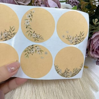 Kraft papír címke tekercs üvegekhez, die-cut kivágással, 0,2 mm vastagság, 200 címke tekercsenként, -20°C-tól 50°C-ig terjedő hőállóság
