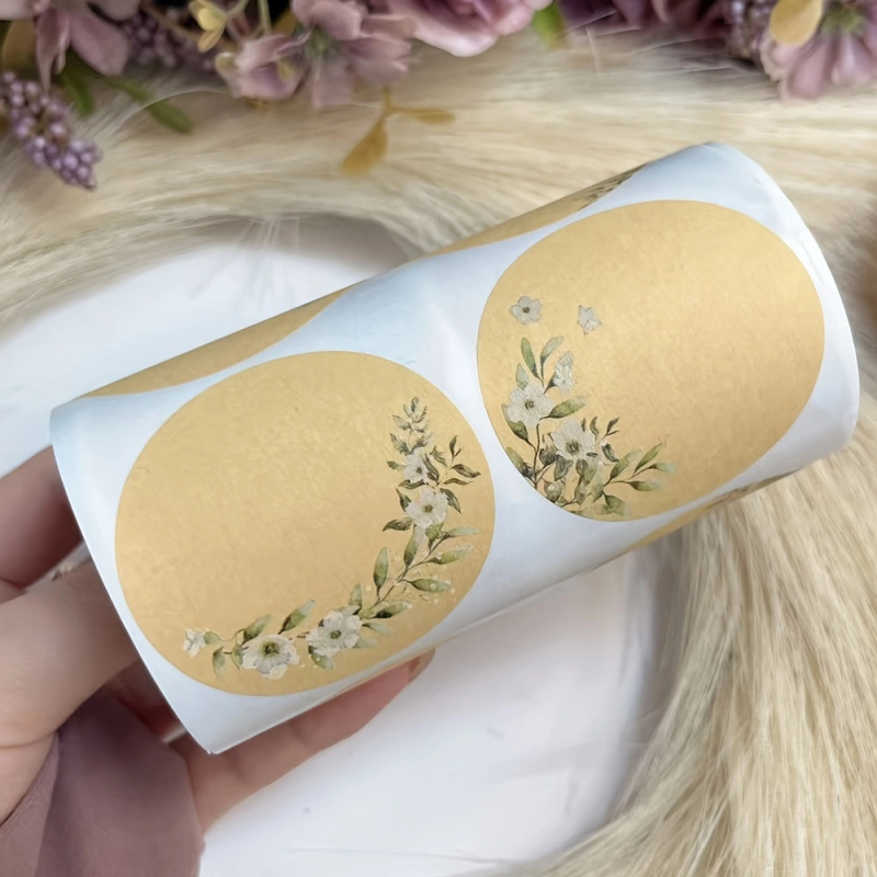 Kraft papír címke tekercs üvegekhez, die-cut kivágással, 0,2 mm vastagság, 200 címke tekercsenként, -20°C-tól 50°C-ig terjedő hőállóság