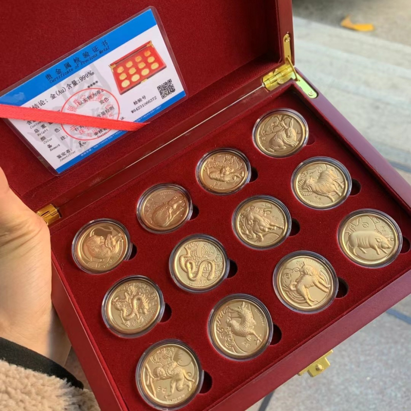 Kaheteistkümne zodiaki kuldmünte komplekt – Draakoni aasta mälestusmünte puidust karbis