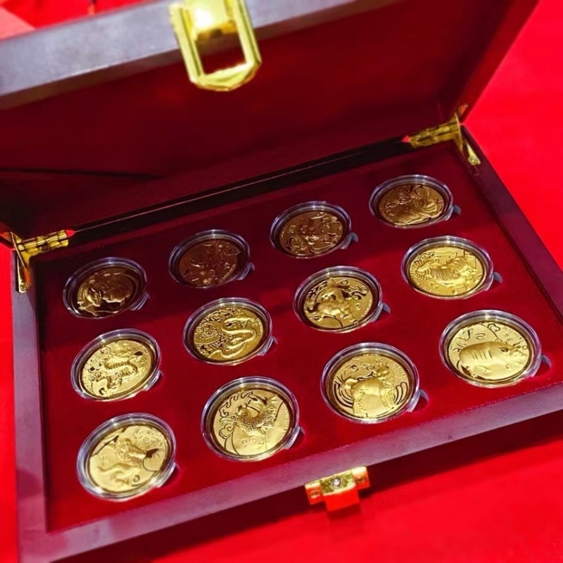 Kaheteistkümne zodiaki kuldmünte komplekt – Draakoni aasta mälestusmünte puidust karbis
