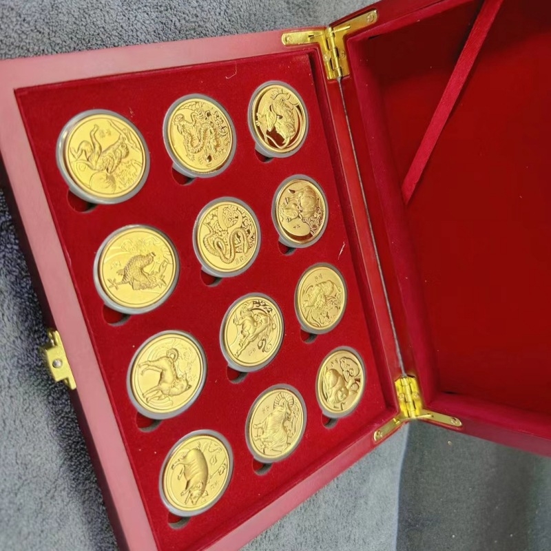 Kaheteistkümne zodiaki kuldmünte komplekt – Draakoni aasta mälestusmünte puidust karbis