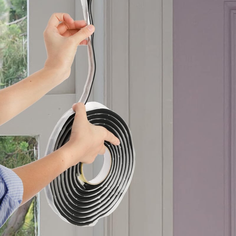 Divpusēja butila lente jumtiem un saules telpām, pašlīmējoša ūdensnecaurlaidīga blīve; kodols butils, biezums 2–3 mm, garums 20 m, augsta viskozitāte, darba temperatūra 0–100°C, piemērota jumtiem un metāla flīzēm