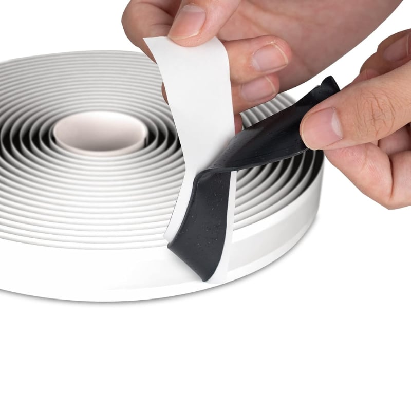 Divpusēja butila lente jumtiem un saules telpām, pašlīmējoša ūdensnecaurlaidīga blīve; kodols butils, biezums 2–3 mm, garums 20 m, augsta viskozitāte, darba temperatūra 0–100°C, piemērota jumtiem un metāla flīzēm