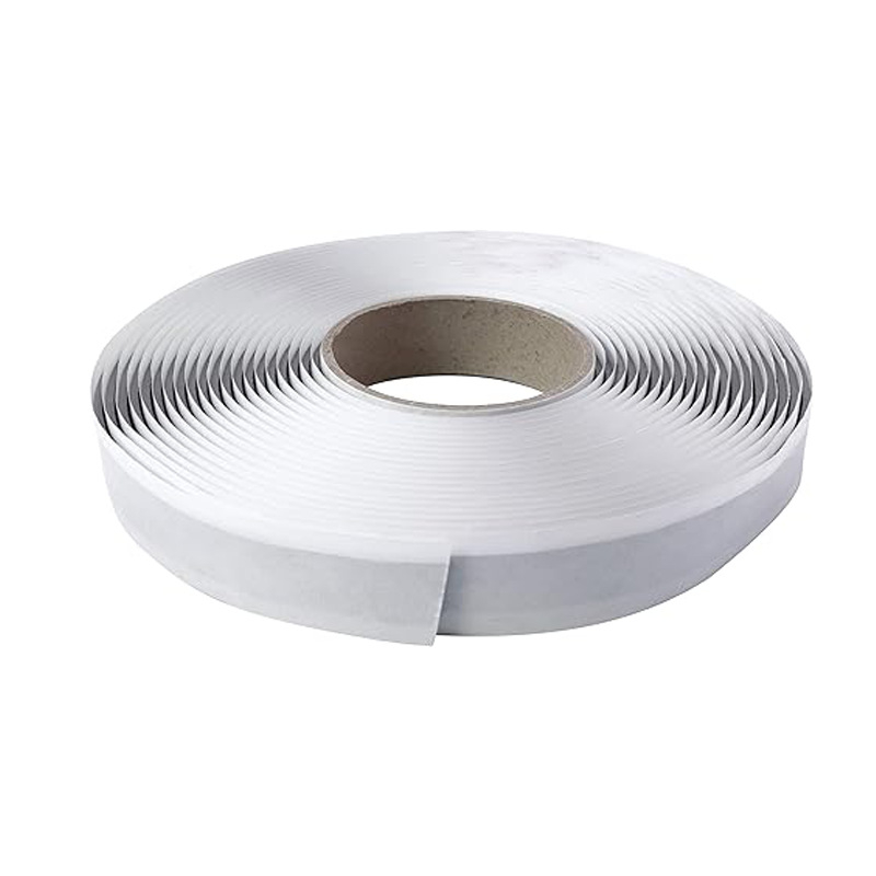 Divpusēja butila lente jumtiem un saules telpām, pašlīmējoša ūdensnecaurlaidīga blīve; kodols butils, biezums 2–3 mm, garums 20 m, augsta viskozitāte, darba temperatūra 0–100°C, piemērota jumtiem un metāla flīzēm