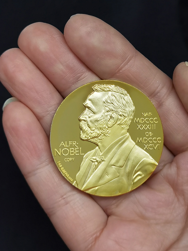 Medalja sa zlatnim premazom – portret osnivača, znanstvenika i izumitelja – prigodan poklon