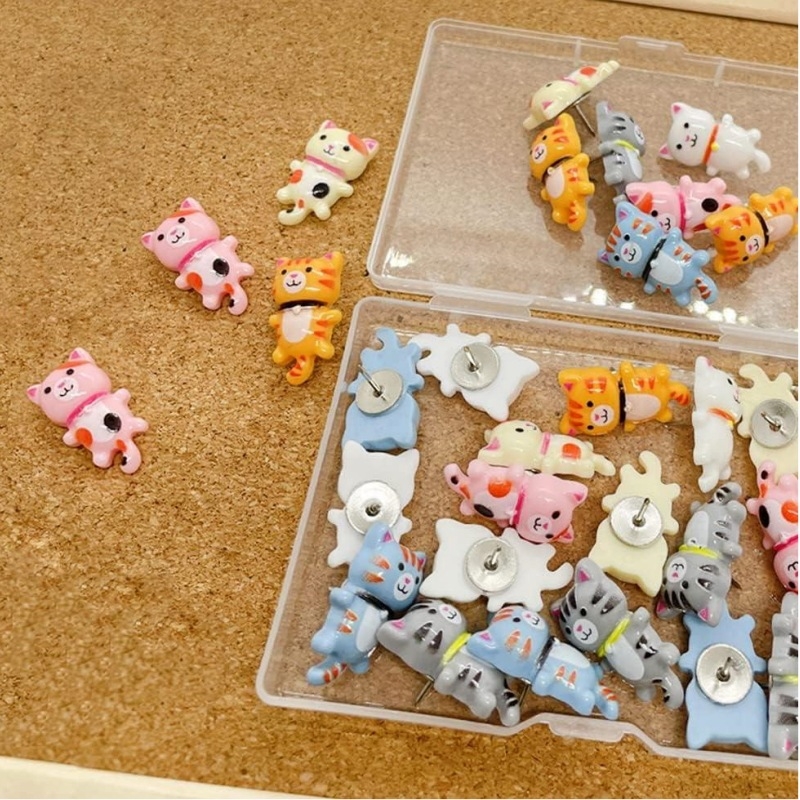 Pinguru Kitten Pushpin – lapos gombostűk a táblához, gyanta és acélhuzal, 30 darab dobozban