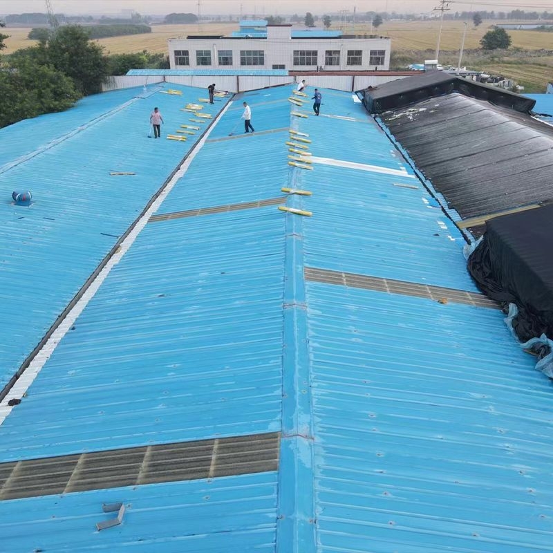 Pašlīmējoša ūdensnecaurlaidīga jumta membrāna — slāņains rulējums, poliestera šķiedras kodols, ūdensnecaurlaidība 1 m ūdens staba 24 stundas, plīsuma izturība 15–18