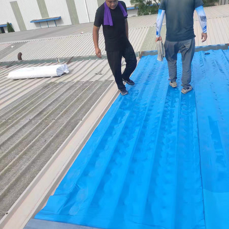 Pašlīmējoša ūdensnecaurlaidīga jumta membrāna — slāņains rulējums, poliestera šķiedras kodols, ūdensnecaurlaidība 1 m ūdens staba 24 stundas, plīsuma izturība 15–18