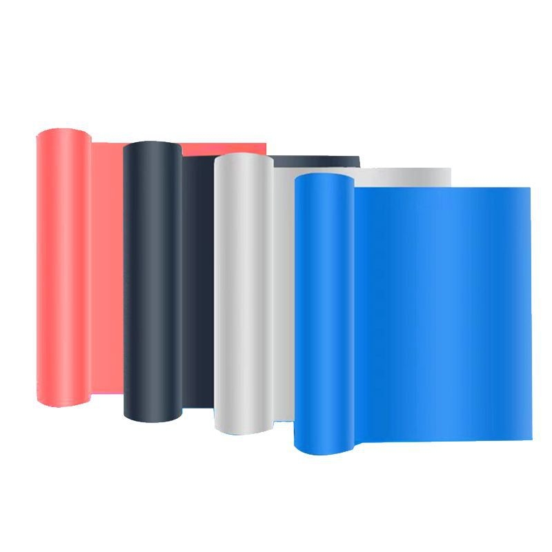 Pašlīmējoša ūdensnecaurlaidīga jumta membrāna — slāņains rulējums, poliestera šķiedras kodols, ūdensnecaurlaidība 1 m ūdens staba 24 stundas, plīsuma izturība 15–18