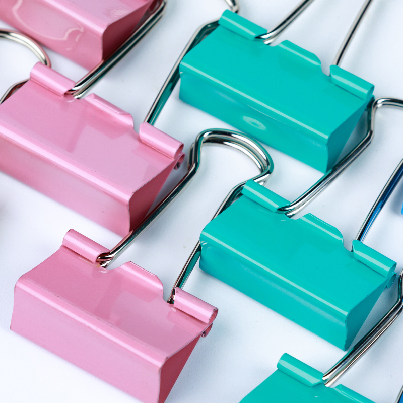 Metalo ilgo uodegos klipsas biuro dokumentams; pakuotė plastikiniame vamzdyje; Kingdee prekės ženklas