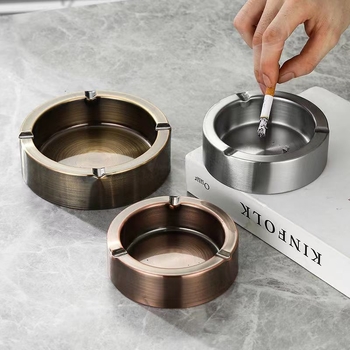 Rozsdamentes acélból készült konikus hamutál, szélvédett kialakítás, logóval ellátva, ideális vállalati ajándék