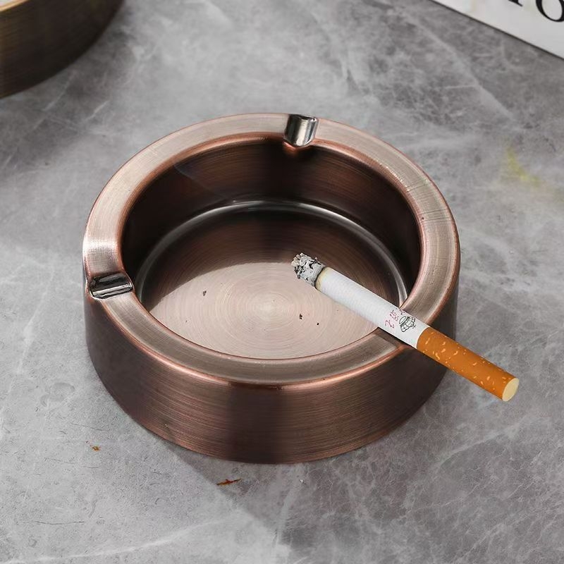 Rozsdamentes acélból készült konikus hamutál, szélvédett kialakítás, logóval ellátva, ideális vállalati ajándék