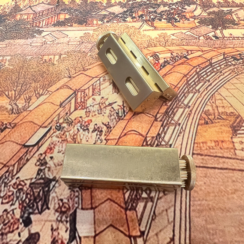 Misiņa cigarešu ruļļotājs ar kvadrātisku kolonnas dizainu, klasiskā Eiropas–Amerikas stilā