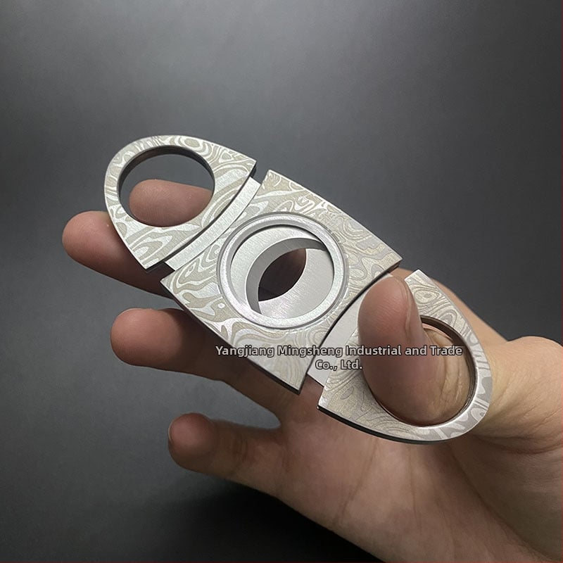 Cigares griezējs no nerūsējoša tērauda ar reljefa rakstu, dubulta asa, pārnēsājams (nerūsējošs tērauds; reljefa raksts; dubulta asa)