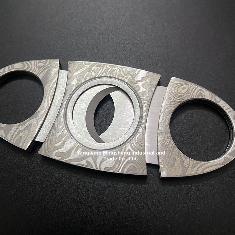 Cigares griezējs no nerūsējoša tērauda ar reljefa rakstu, dubulta asa, pārnēsājams (nerūsējošs tērauds; reljefa raksts; dubulta asa)