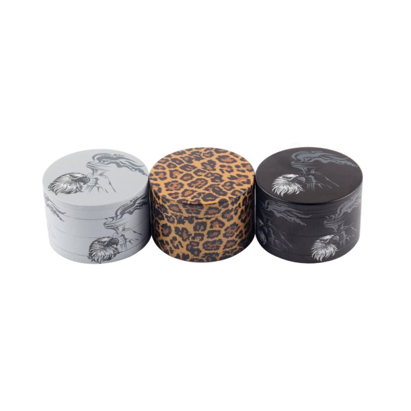 Kroner cinka sakausējuma četrslāņu smalcinātājs ar plakanu plāksni un ērgļa zīmējumu, logotipa drukāšana iespējama, pielāgota apstrāde