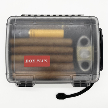 X-8010 cigāru lāde – ABS plastmasa; pielāgojama; noslēgta mitruma saglabāšanai; putekļu izturīga; caurspīdīgs vāciņš; pārnēsājama gan mājām, gan ceļojumiem