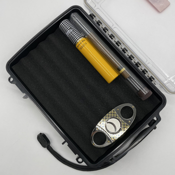 X-8010 cigāru lāde – ABS plastmasa; pielāgojama; noslēgta mitruma saglabāšanai; putekļu izturīga; caurspīdīgs vāciņš; pārnēsājama gan mājām, gan ceļojumiem