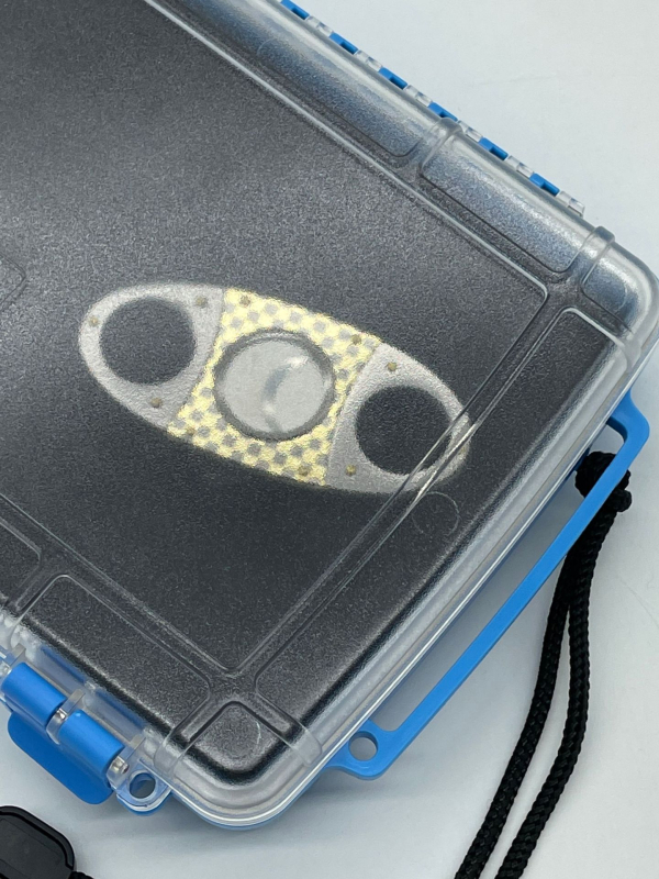 X-8010 cigāru lāde – ABS plastmasa; pielāgojama; noslēgta mitruma saglabāšanai; putekļu izturīga; caurspīdīgs vāciņš; pārnēsājama gan mājām, gan ceļojumiem