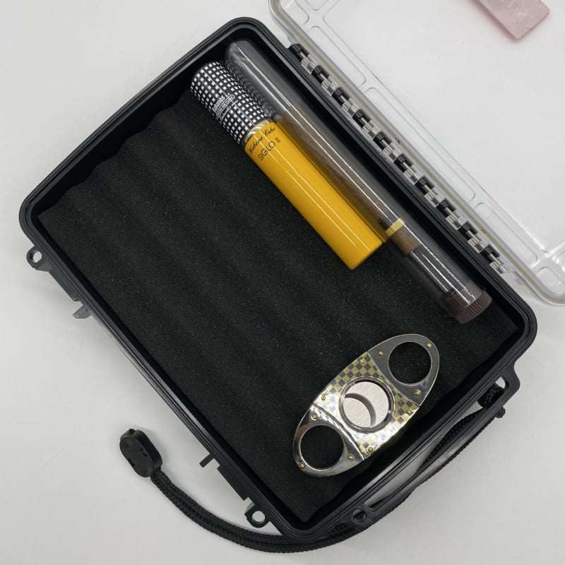 X-8010 cigāru lāde – ABS plastmasa; pielāgojama; noslēgta mitruma saglabāšanai; putekļu izturīga; caurspīdīgs vāciņš; pārnēsājama gan mājām, gan ceļojumiem