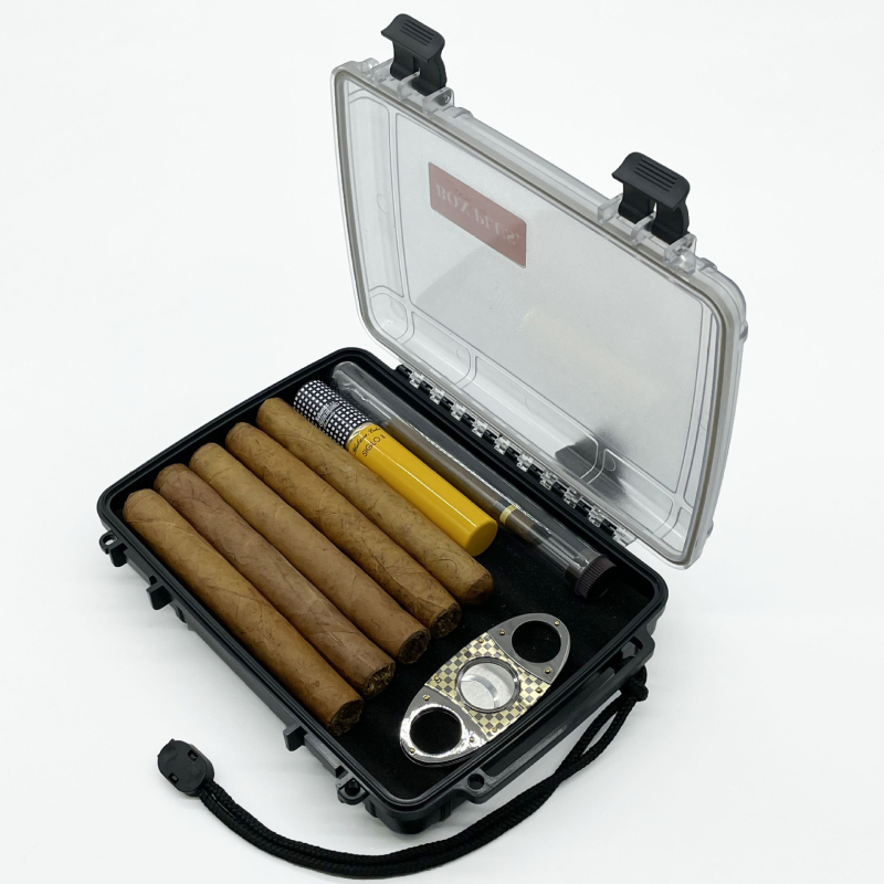 X-8010 cigāru lāde – ABS plastmasa; pielāgojama; noslēgta mitruma saglabāšanai; putekļu izturīga; caurspīdīgs vāciņš; pārnēsājama gan mājām, gan ceļojumiem