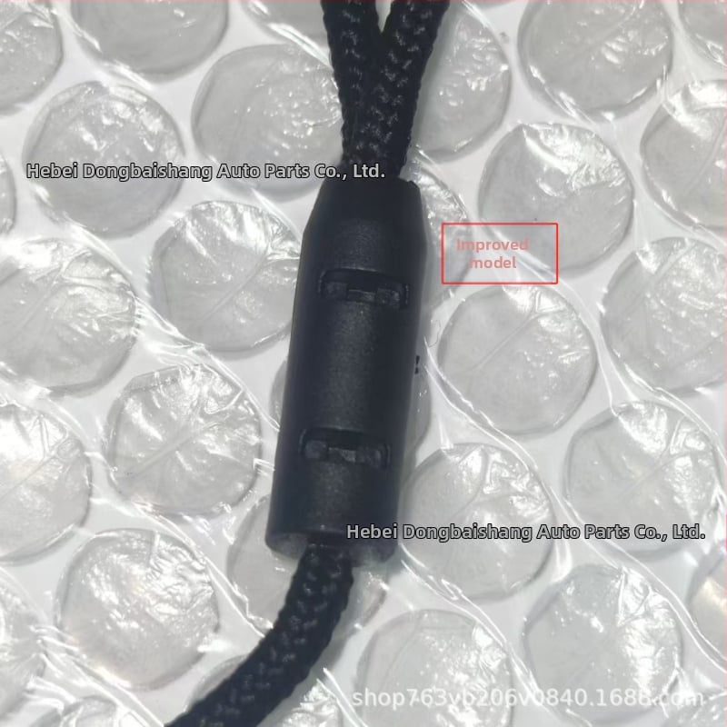 Minimalistinis automobilio vidaus dekoras — ekologiškas bekvapo medžiaga; kamuoliukų virvės stilius bagažinės pertvarai