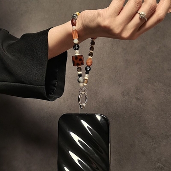 Унисекс нейлонов ланярд за телефон с керамична геометрична висулка, ръчно изработена и мънистена