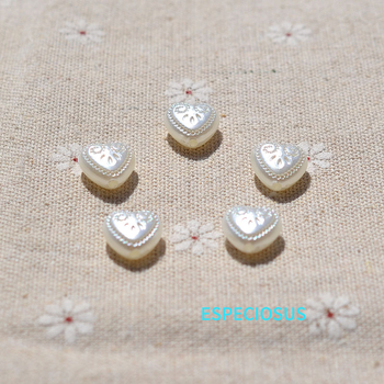 Χάντρες από ABS πλαστικό, καρδιάς σχήματος, σκαλισμένες, 100 τεμάχια σε συσκευασία