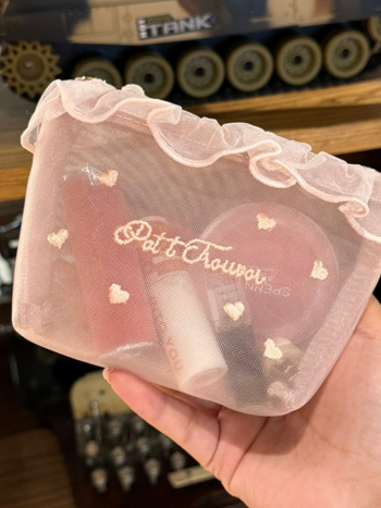 Kozmetikai neszesszer hálós anyagból és szív hímzéssel, hordozható 3D négyszögletes dizájn, cipzáras zárás, belső hálós bélés