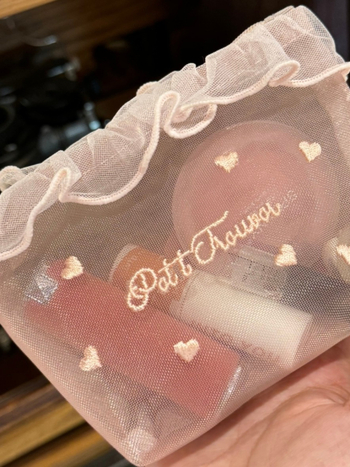 Kozmetikai neszesszer hálós anyagból és szív hímzéssel, hordozható 3D négyszögletes dizájn, cipzáras zárás, belső hálós bélés