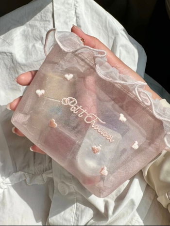 Kozmetikai neszesszer hálós anyagból és szív hímzéssel, hordozható 3D négyszögletes dizájn, cipzáras zárás, belső hálós bélés