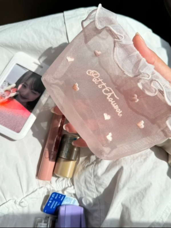 Kozmetikai neszesszer hálós anyagból és szív hímzéssel, hordozható 3D négyszögletes dizájn, cipzáras zárás, belső hálós bélés