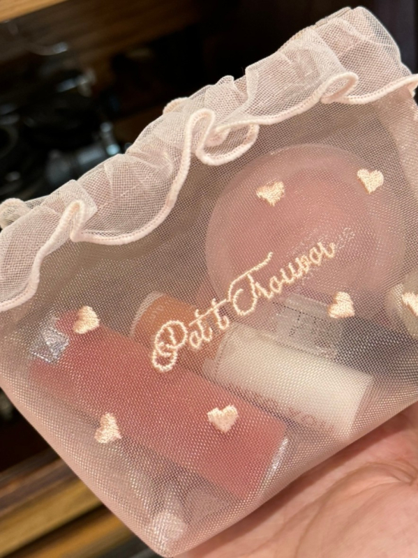 Kozmetikai neszesszer hálós anyagból és szív hímzéssel, hordozható 3D négyszögletes dizájn, cipzáras zárás, belső hálós bélés