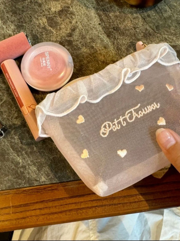 Kozmetikai neszesszer hálós anyagból és szív hímzéssel, hordozható 3D négyszögletes dizájn, cipzáras zárás, belső hálós bélés