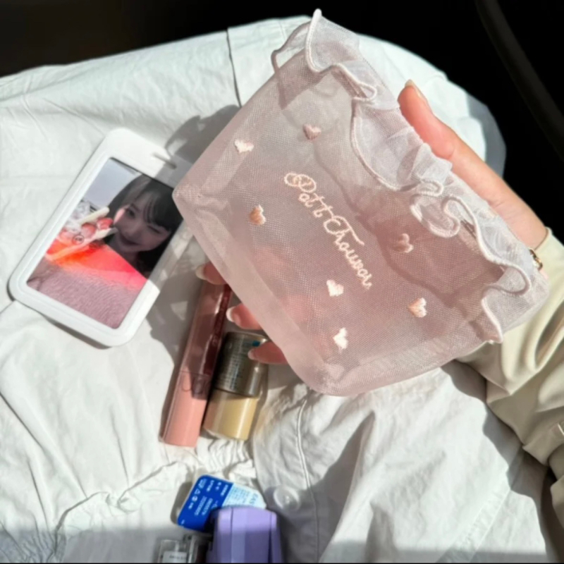 Kozmetikai neszesszer hálós anyagból és szív hímzéssel, hordozható 3D négyszögletes dizájn, cipzáras zárás, belső hálós bélés