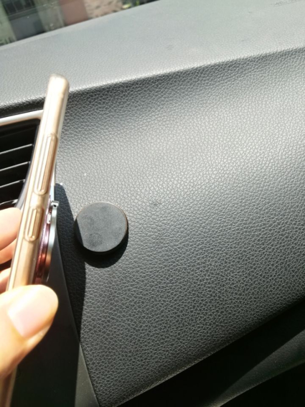 Автомобилен държател за телефон с самозалепваща монтажна база и силно магнитно задържане за навигация