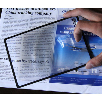 Λεπτός μεγεθυντικός φακός ανάγνωσης για κάρτες μεγάλου μεγέθους