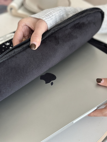 Θήκη για φορητό υπολογιστή από βελούδο για iPad και MacBook, Άνοιξη 2025, Εξουσιοδοτημένες ιδιωτικές μάρκες, Unisex.