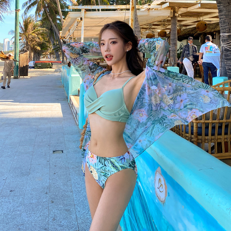 Trys dalių maudymosi kostiumėlis su aukštu juosmeniu ir atskirtu dizainu, su krūties pagalvėlėmis, nailonas 82%, 200 g svoris, poliesterio pamušalas